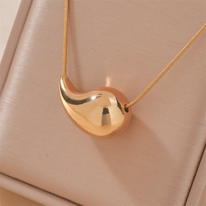 Collier à pendentif goutte dorée avec chaîne fine présenté dans un écrin à bijoux