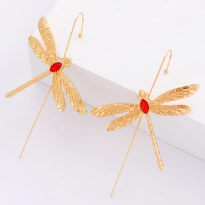 Détail de manchette d'oreille libellule dorée avec gemme rouge et ailes ciselées