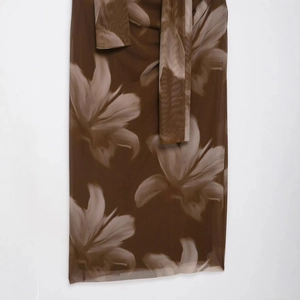 Abito midi in mesh arricciato con stampa floreale marrone e dettaglio sciarpa elegante