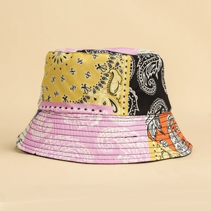 Détail d'un chapeau bob avec motifs paisley en patchwork et coutures multicolores