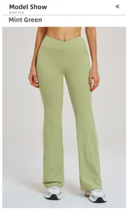 Détail du pantalon évasé taille haute avec taille croisée en V et coutures latérales