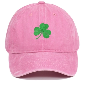 Detailansicht der grünen Kleeblatt-Stickerei auf einer rosa Vintage-Baseballkappe.