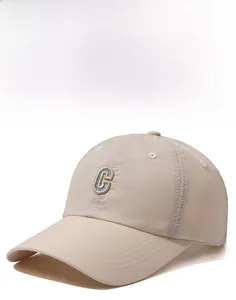 Detail einer leichten, atmungsaktiven Baseballkappe mit Stickerei des Buchstabens C