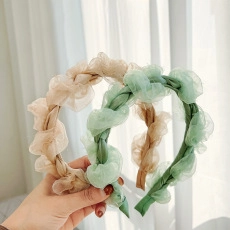 Detail van champagne en muntgroene organza gevlochten haarbanden met doorschijnende stof