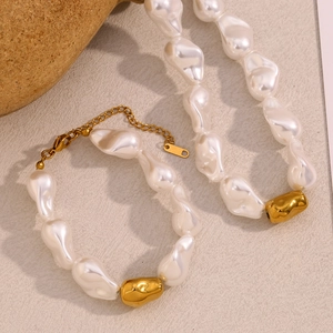 Ensemble collier et bracelet en perles baroques avec billes dorées et fermoirs mousqueton