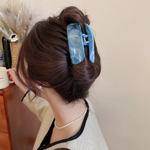 Detailansicht der Haarspange aus blauem Marmor-Acryl für einen sicheren Dutt
