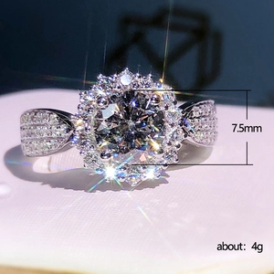 Bague halo en argent avec zircone ronde de 7,5 mm et sertissage pavé sur l'anneau