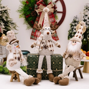 Nordische Weihnachtsfiguren Set mit Weihnachtsmann, Rentier und Schneemann auf Holzbank