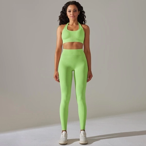 Vue complète d'un ensemble de yoga vert néon sans couture avec legging taille haute
