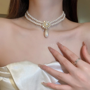 Collier de perles double rang avec fleur en strass et pendentif perle goutte d'eau