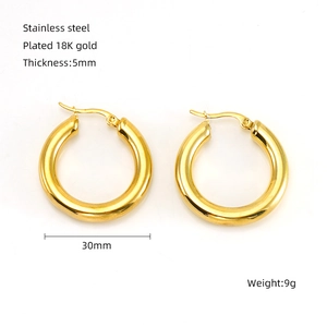 Détail montrant le diamètre de 30mm et l'épaisseur de 5mm des créoles en acier doré 18K