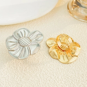 Bagues à fleurs dorées et argentées avec pétales sculptés et centres texturés raffinés