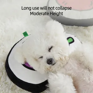 Cuscino di peluche per animali a forma di sushi con un bichon frise bianco che dorme