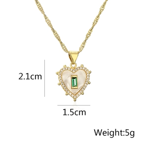 Dettaglio della collana a cuore dorata con inserto in conchiglia e misure 2,1 cm x 1,5 cm