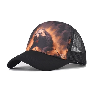 Detail van baseball pet met levendige brullende dierenprint op een donkerbruine voorkant