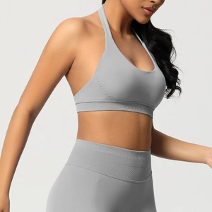 Détail du tissu côtelé gris clair sur l'ensemble brassière de sport et legging taille haute