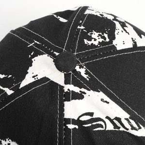 Détail macro d'une casquette en coton tie-dye montrant le bouton et les coutures à six pans
