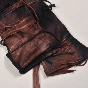 Detailaufnahme von Vintage-Strickstoff mit braun-schwarzer Batik-Textur