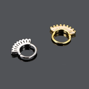 Primo piano di anelli da naso in oro e argento con castone in zircone a forma di corona