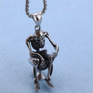 Collier pendentif squelette sur toilettes gothique avec finition en métal vintage
