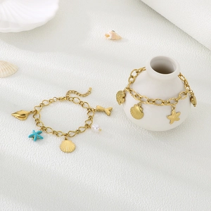 Vue détaillée de bracelets marins plaqués or 18 carats avec étoile de mer et coquillages
