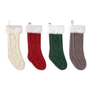 Lot de 4 chaussettes de Noël en maille torsadée avec revers en fausse fourrure douce