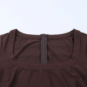 Gros plan d'une robe bandage marron foncé avec décolleté carré et fermeture éclair invisible