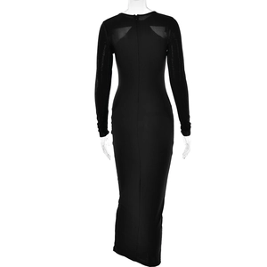 Vue détaillée du dos de la robe moulante noire avec des empiècements en tulle sexy