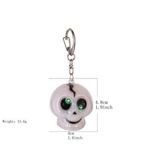 Macro detail of skull keychain pendant with size dimensions 4.8x4cm and weight 13.6g