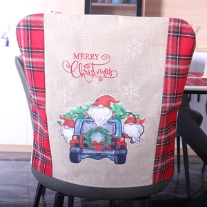 Weihnachts-Stuhlhussen im roten Karodesign mit blauem LKW-Motiv und Wichtel-Aufdruck