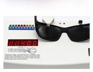 Dettaglio degli occhiali da sole polarizzati durante il test UV400 con lettura digitale chiara