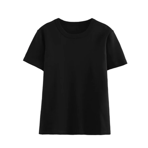 Gros plan détaillé d'un t-shirt classique noir à col rond et manches courtes