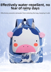 Detalle del material impermeable de esta mochila azul para niños con lindo diseño de vaca