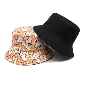 Bob réversible avec imprimé corgi et design en toile de coton noir minimaliste