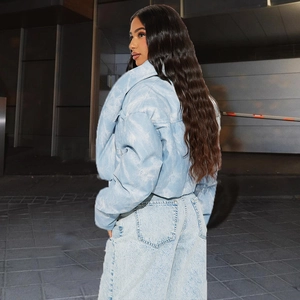 Doudoune femme bleu clair à motif tie-dye avec col montant et rembourrage chaud