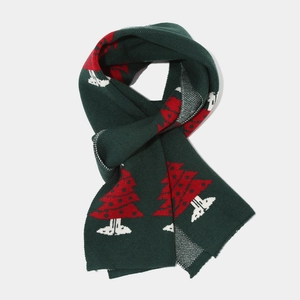 Detailaufnahme von dunkelgrünem Strickschal mit festlichem Weihnachtsbaummuster und Textur
