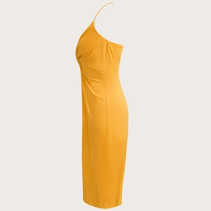 Robe de soirée jaune élégante avec dos nu, fente latérale et coupe ajustée chic