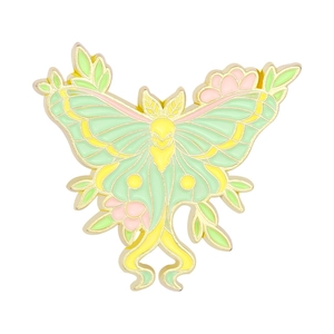 Vue détaillée du pin's papillon de nuit en émail pastel avec placage en or fin