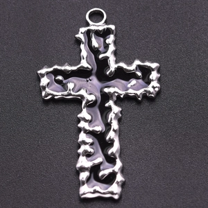 Ciondolo a croce argento con texture nera irregolare fusa in stile gotico dark