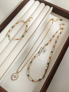 Vista detallada del conjunto de joyas con perlas de agua dulce en caja de regalo