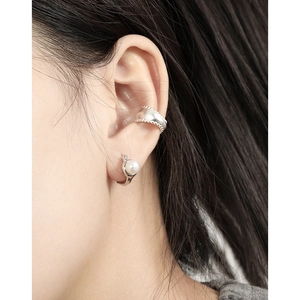 Elegante ear cuff a C in argento S925 con perla d'acqua dolce indossato da modella