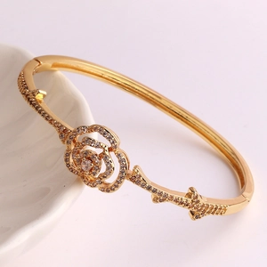 Bracciale rosa retrò placcato oro con zirconi micro-pave e dettagli di gambo spinato