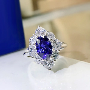 Nahaufnahme von ovalem blauen Zirkonia-Ring mit doppelter Pavé-Fassung
