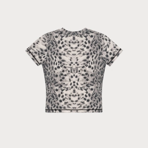 Flach liegende Rückansicht eines figurbetonten Leopard-Crop-Tops mit Rundhals