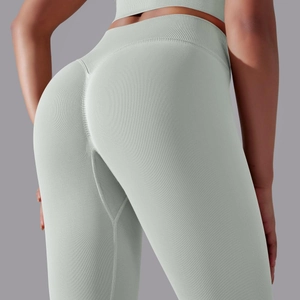 Detail van naadloze yoga legging met hoge taille, geribbelde textuur en perzik lift effect