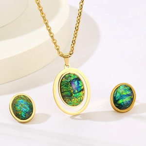 Vintage gold-plated titanium steel jewelry set with emerald resin heart pendants