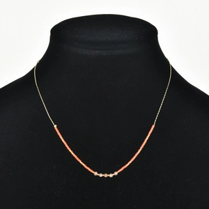 Collier minimaliste doré avec petites perles orange et pendentif en cristal naturel