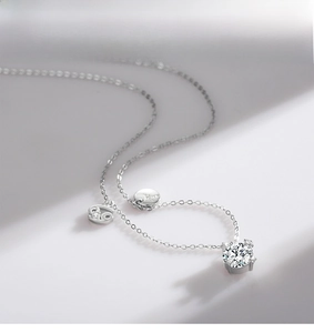 Dettaglio della collana segno zodiacale Cancro in argento 925 con ciondolo in zircone