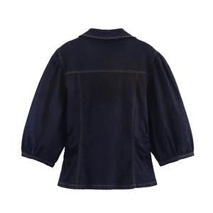 Giacca di jeans blu scuro con maniche a sbuffo e cuciture arancioni, vista posteriore su bianco