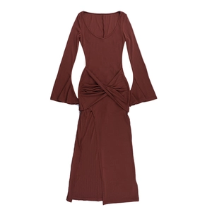 Détail du nœud croisé à la taille et de la texture côtelée sur cette robe à fente